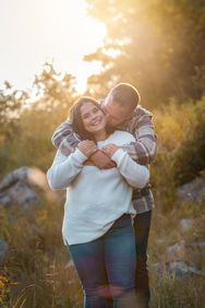 portrait couple qui s'enlace au coucher du soleil