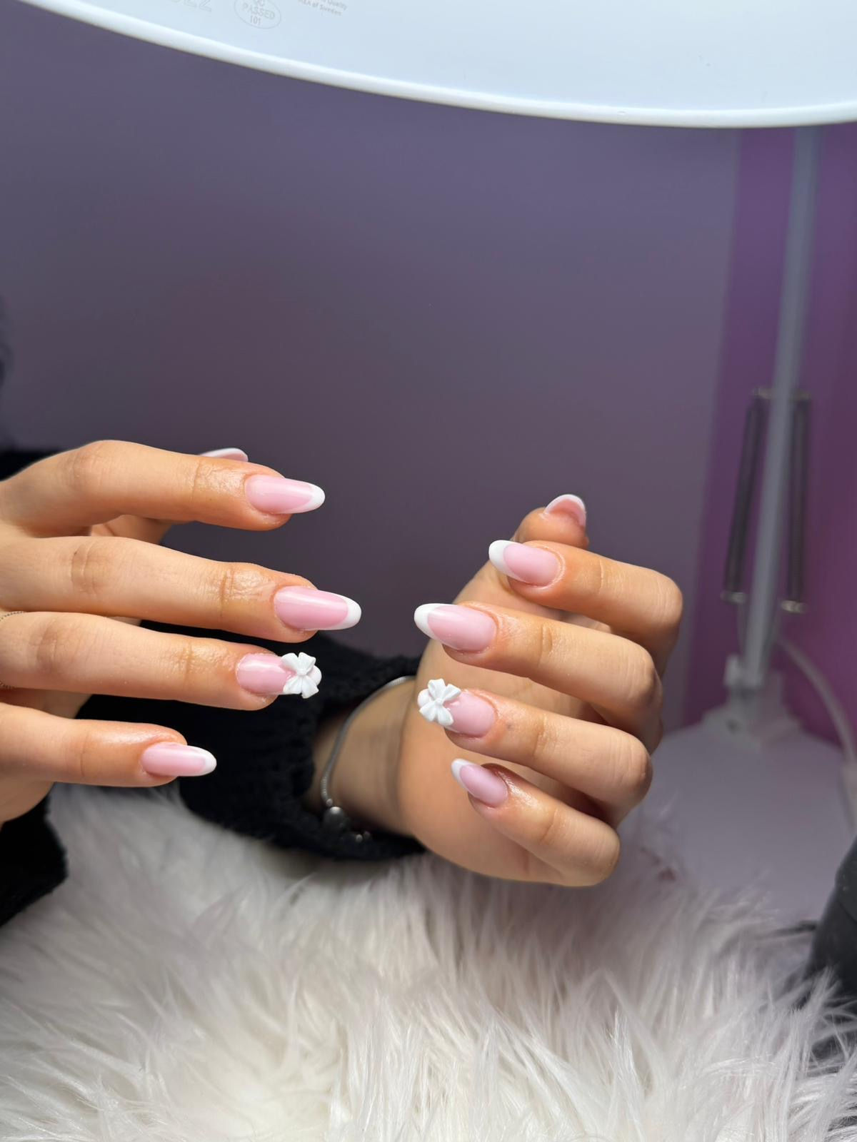 Ricostruzione unghie in gel con applicazione della struttura su unghie naturali e risultato lucido, definito e professionale