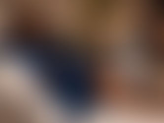 Trattamento laser professionale sulla gamba di una donna con fototipo scuro e protezione oculare