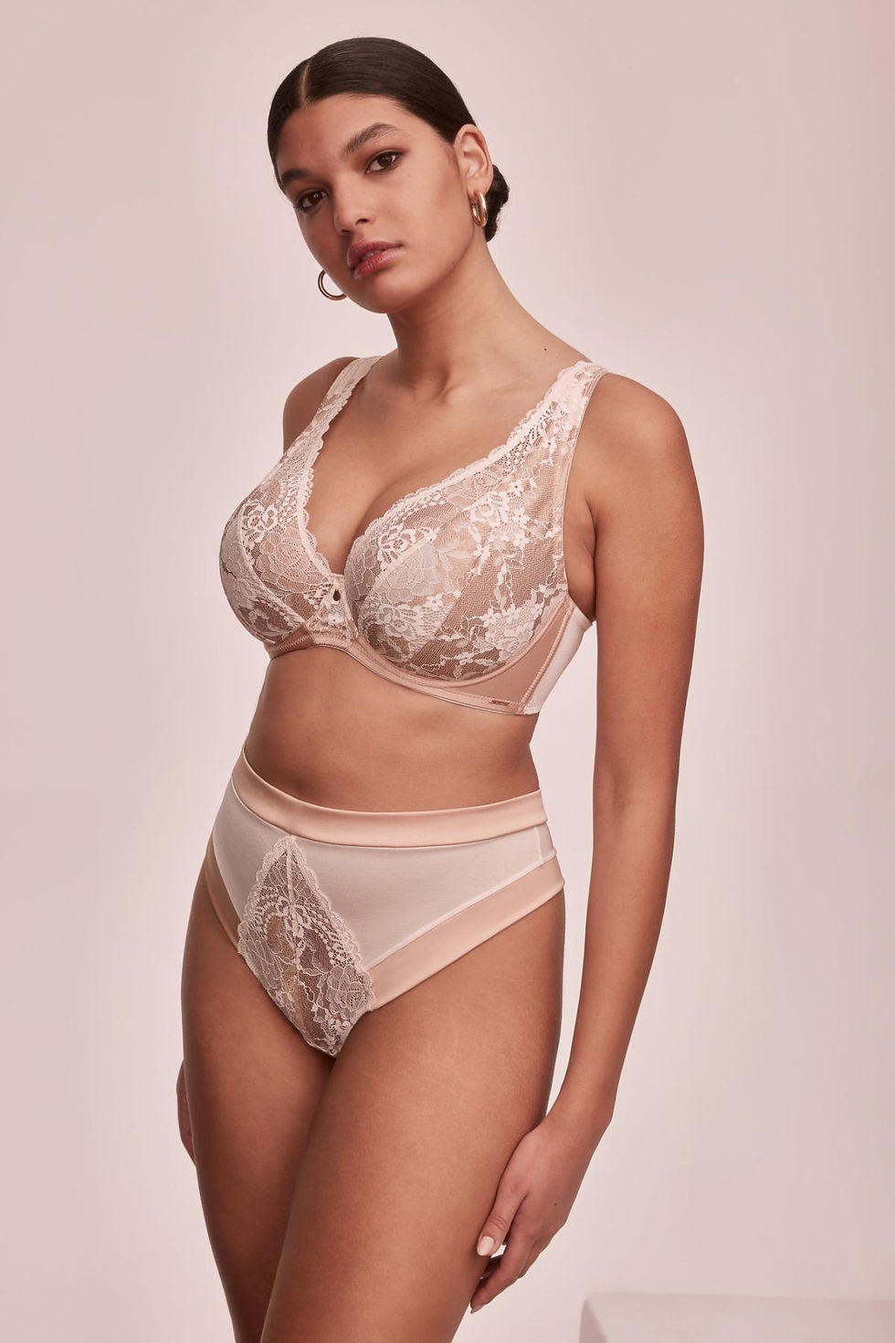 Miniatura: Stringi z wysokim stanem oraz brazyliany Lava Dorata