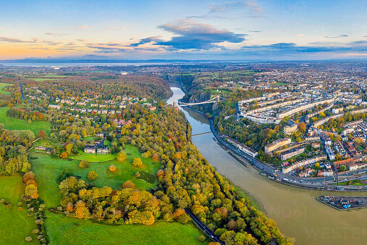 clifton-suspension-bridge-spanning-the-river-avon-and-linking-clifton-and-leigh-woods-bris
