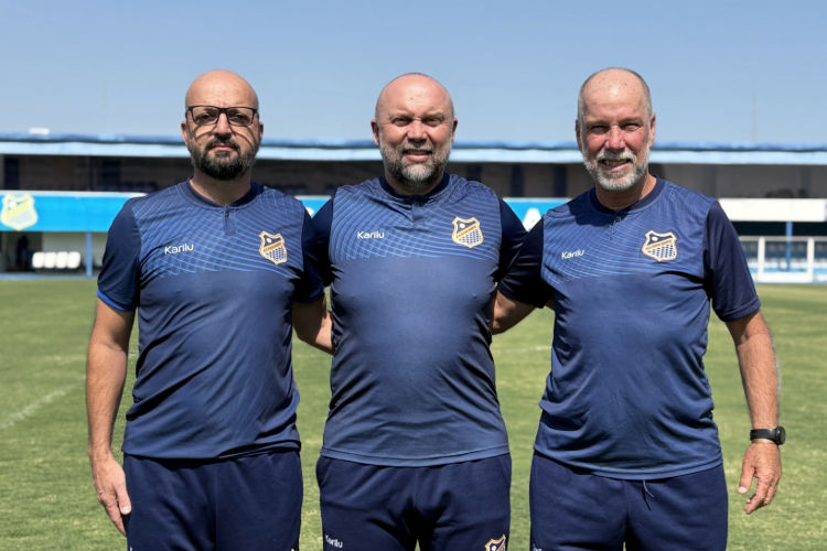 Comissão técnica de Ademir Fesan conta com reforços para a próxima temporada (Da esquerda para a direita: Carlos Gamarra, Ademir Fesan e Denys Facincani) - Reprodução/Daniel Gimenes