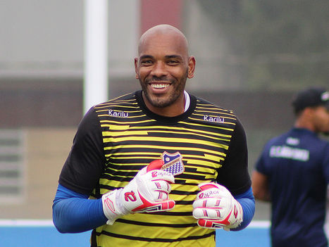 Após pancada na cabeça, Paes será poupado; João Lucas é o substituto