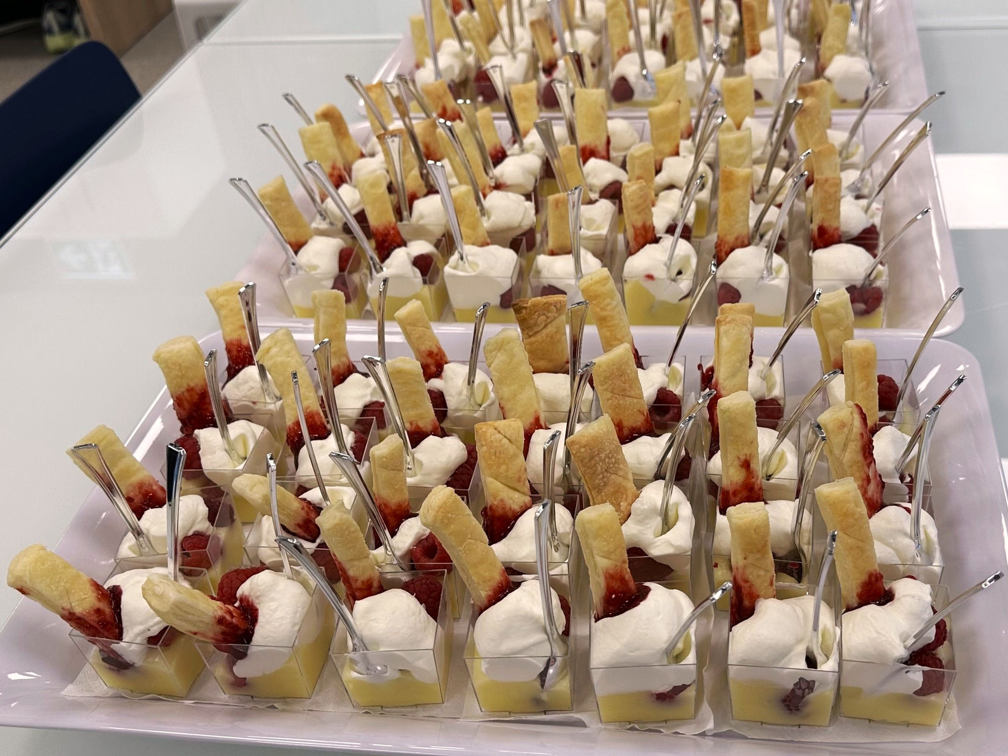 Verrine façon millefeuille aux framboises et crème pâtissière au chocolat blanc