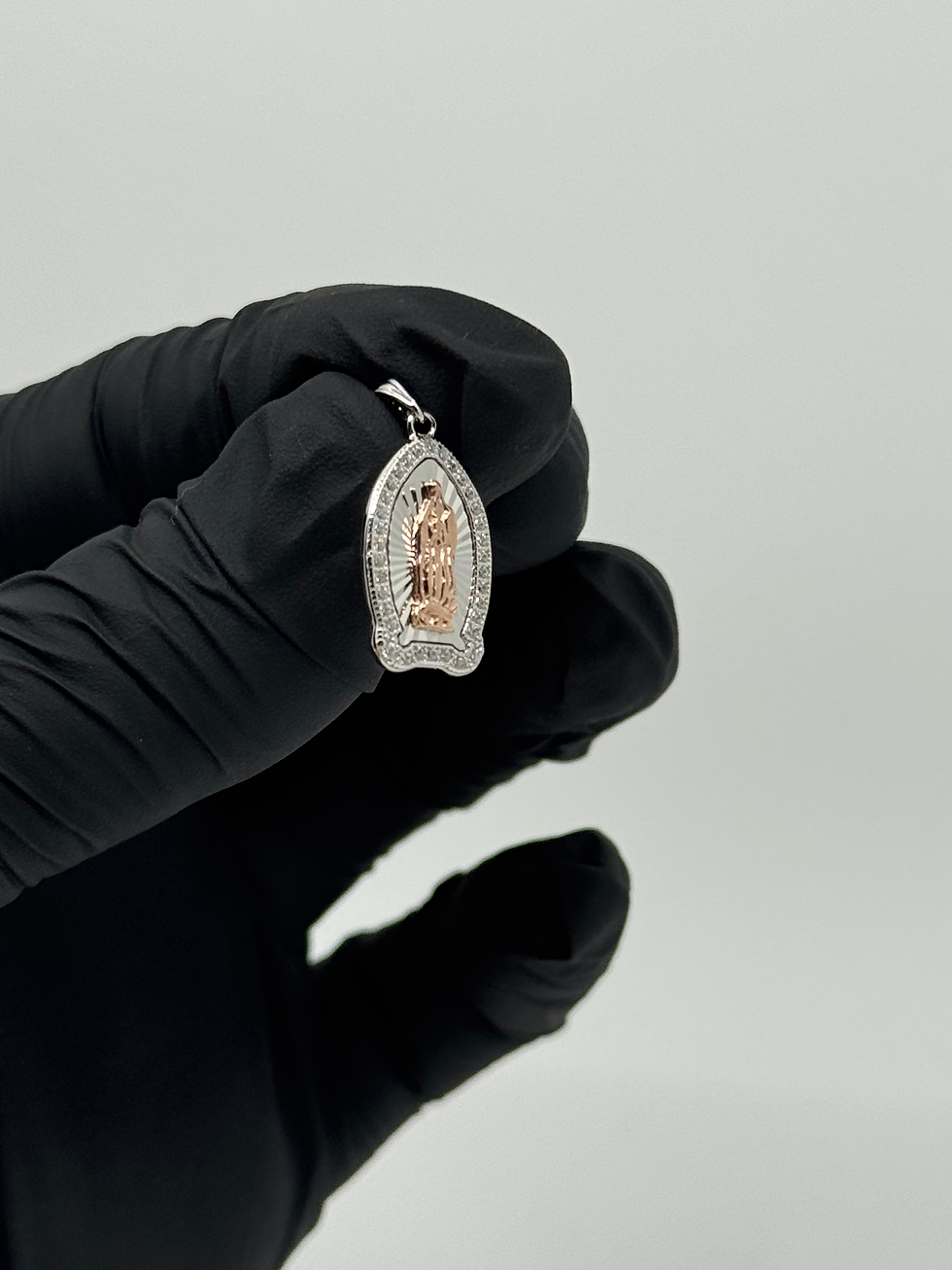 Collar VIRGEN PENDANT: dije de plata con detalles en oro rosa.