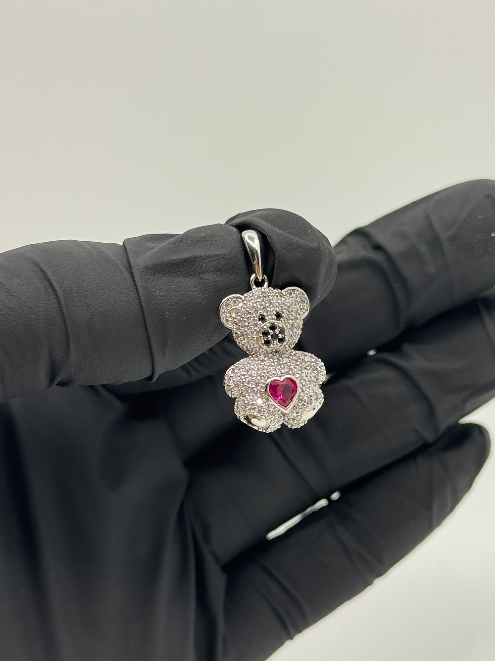 Collar con osito de peluche, corazón rojo y circonitas