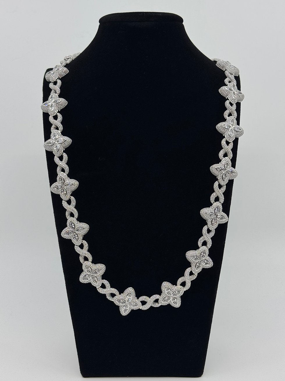 Collar con dijes de trébol