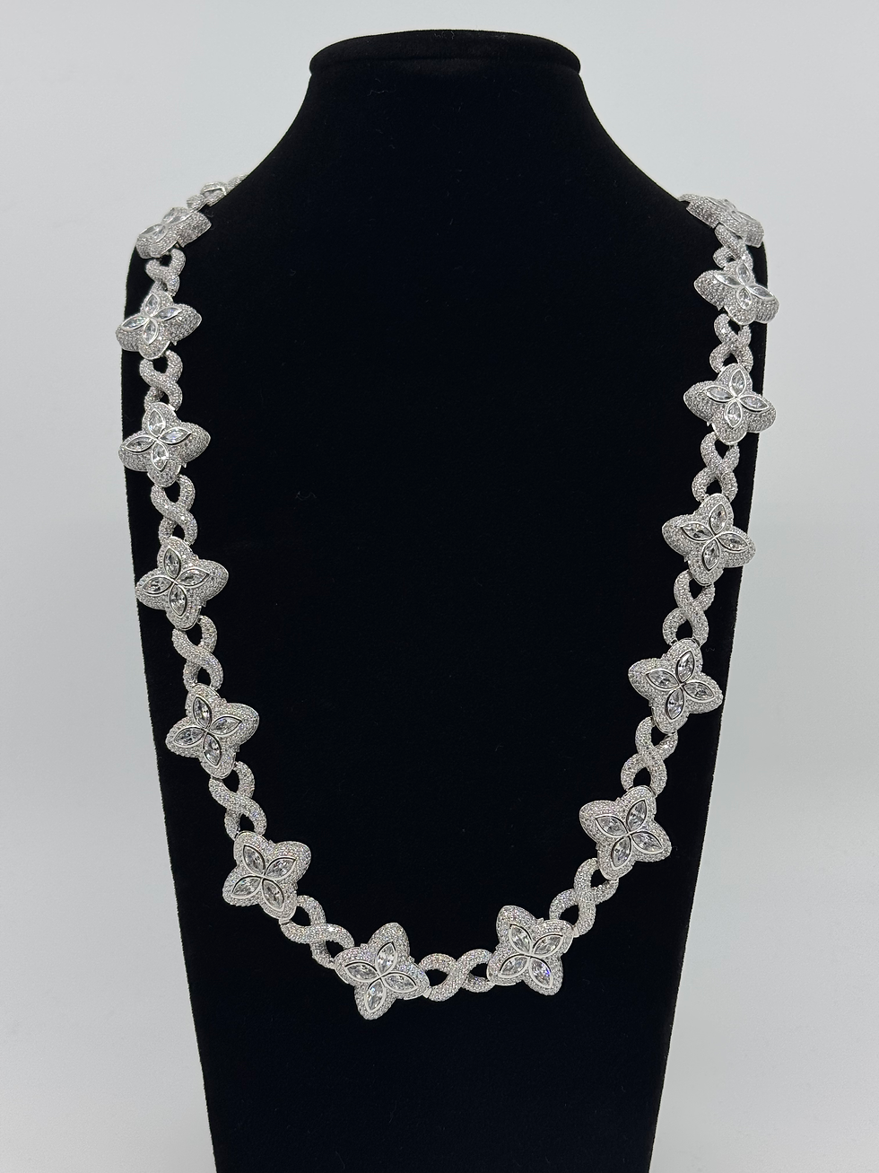 Collar con dije de flores plateadas