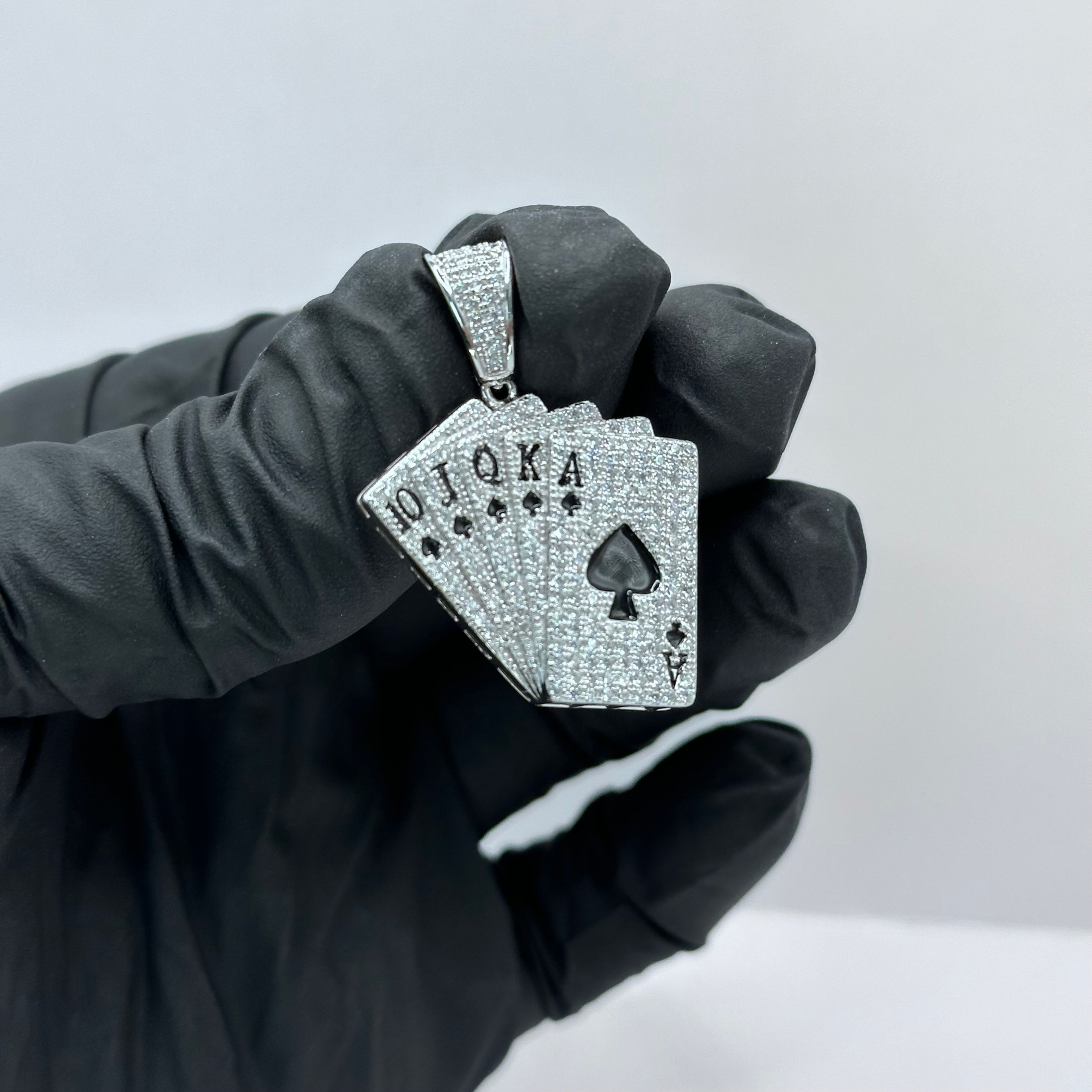 Collar con dije de póker, brillantes