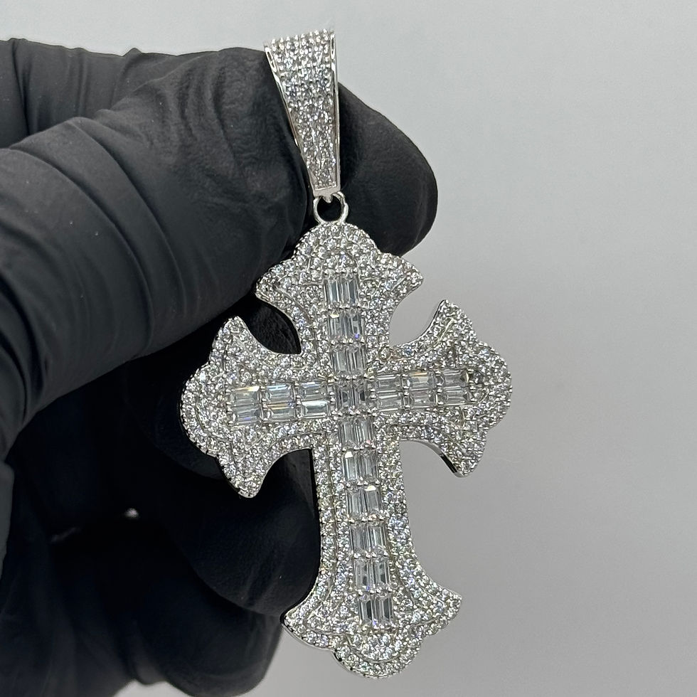 Collar con dije de cruz de diamantes baguette