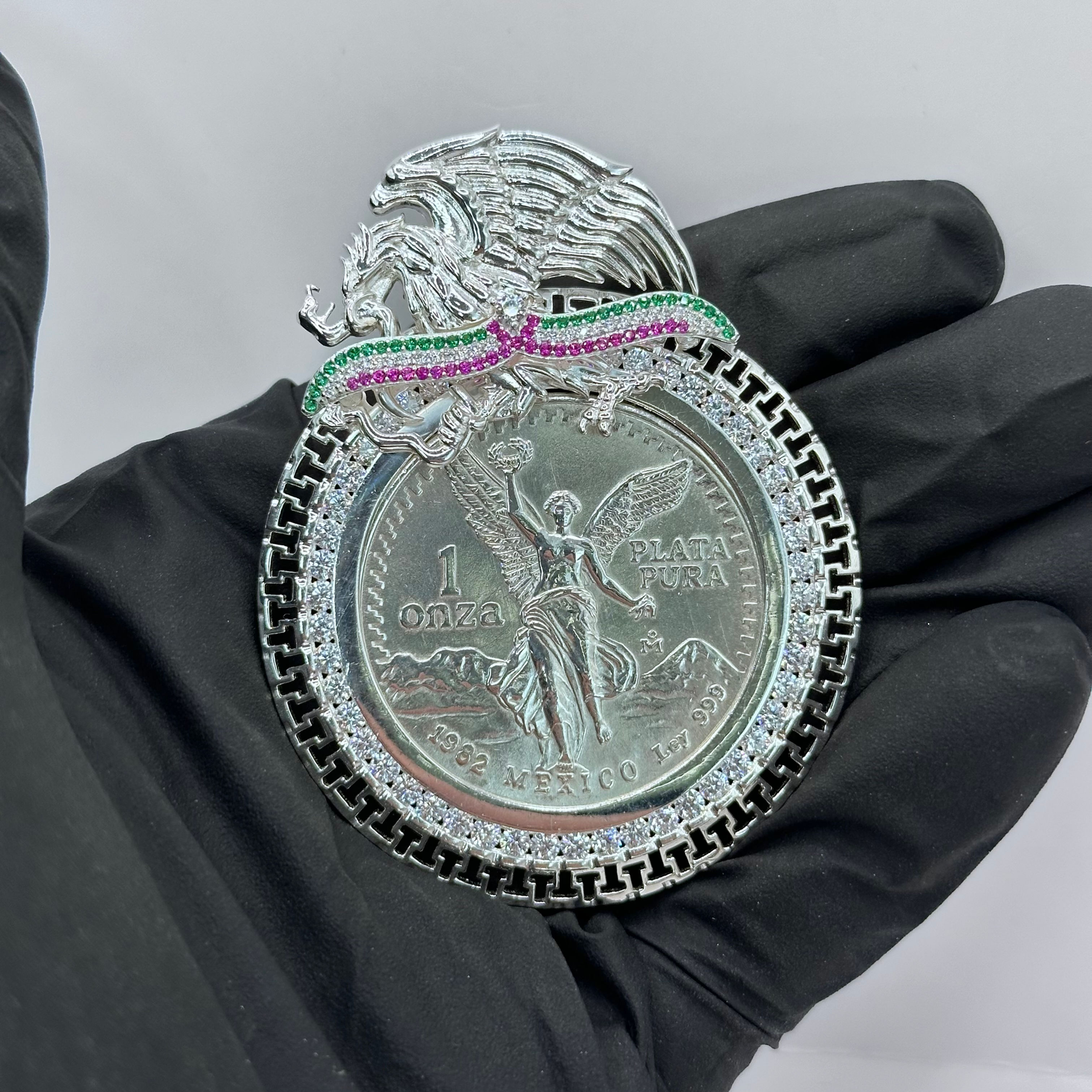 Collar con dije de la Virgen: Plata, diseño único