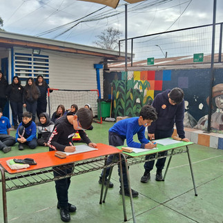 Estudiantes Escuela Carmen Chacón en aniversario 46