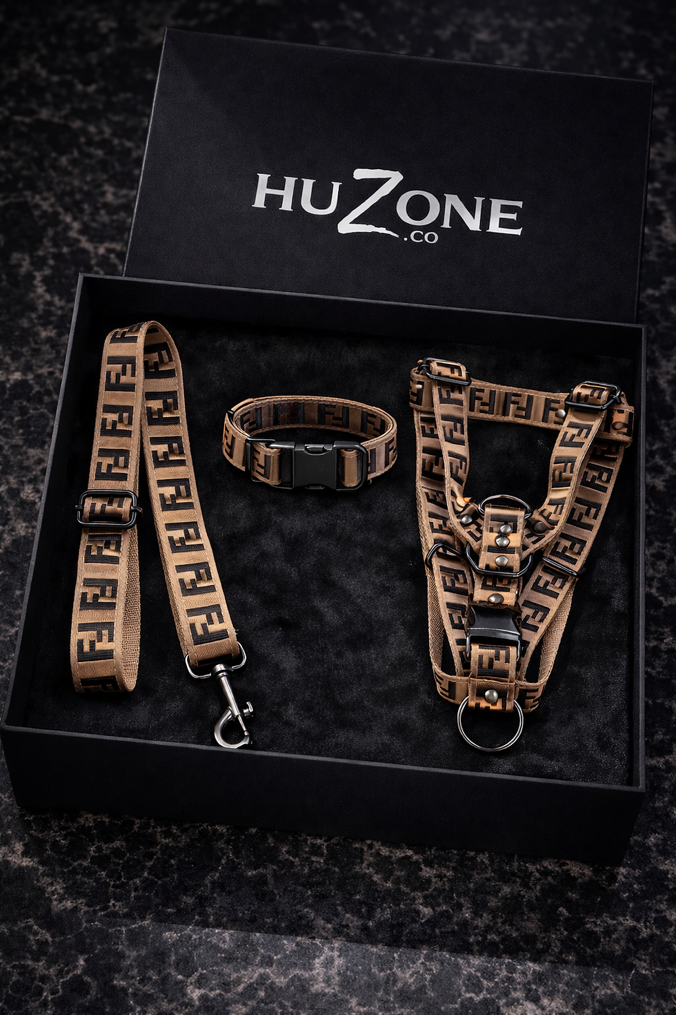 HUZONE markalı kutu içinde özel tasarım premium köpek tasmaları seti.
