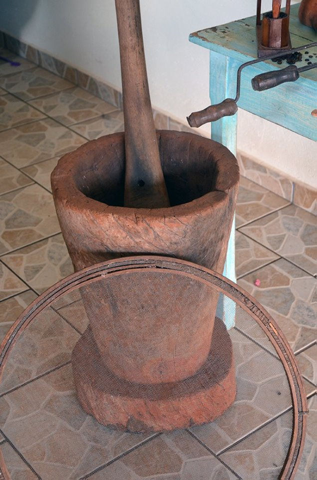 Pilão usado para retirar casca do café