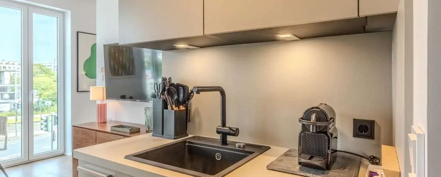 Küchenspüle und Kaffeemaschine mit Blick in den Wohnbereich, Frankfurt Sachsenhausen