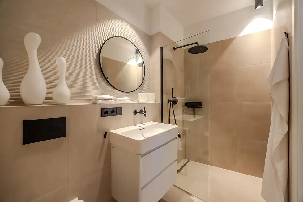 Luxusbadezimmer mit ebenerdiger Dusche in einem Main Casa Studio M Apartment Frankfurt