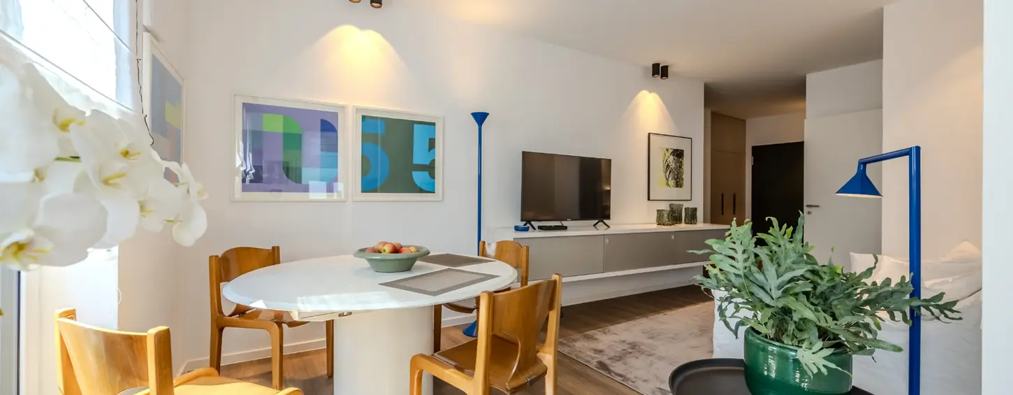 Essbereich mit rundem Tisch und Holzstühlen in einem vollständig möblierten Apartment, Frankfurt Sachsenhausen