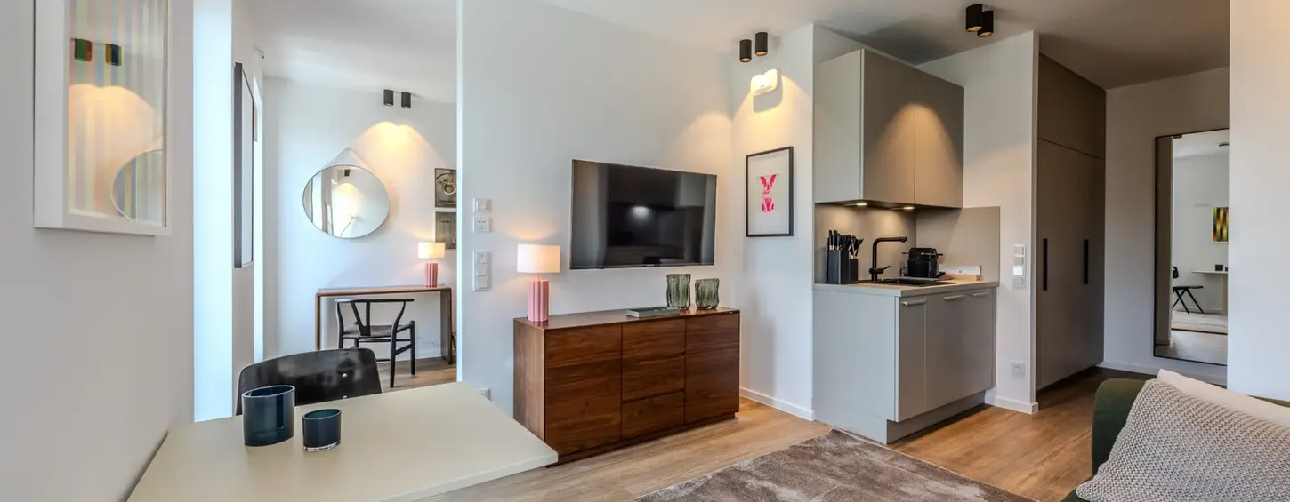 Offener Wohnbereich mit Küche in einem vollständig möblierten Studio M Apartment in Frankfurt Sachsenhausen