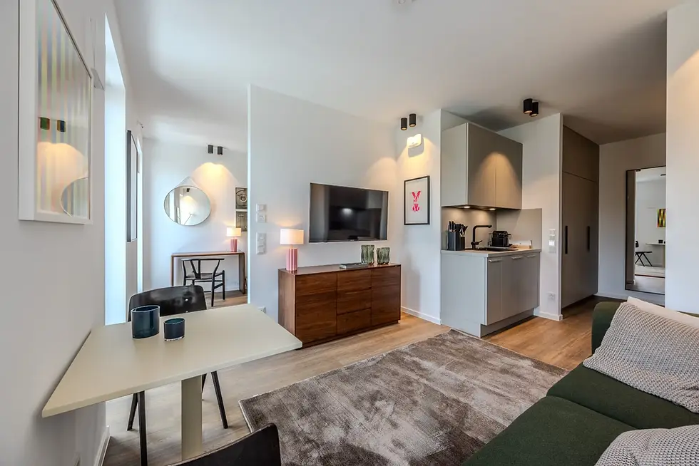 Dedizierter Arbeitsbereich und Wohnbereich in einem Main Casa Apartment L Frankfurt Sachsenhausen