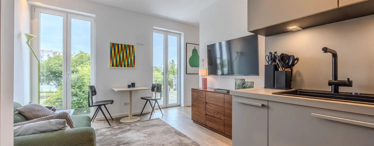 Küchenzeile mit Blick auf Wohn- und Essbereich in einem vollständig möblierten Apartment, Frankfurt