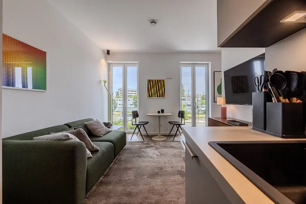 Apartment L living area with dedicated workspace at Main Casa Frankfurt Sachsenhausen