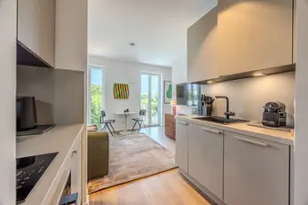 Voll ausgestattete Küche, offen zum Wohnbereich, in einem Studio M Apartment, Frankfurt Sachsenhausen