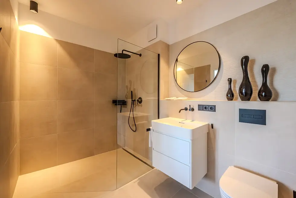 Luxusbadezimmer mit ebenerdiger Dusche in einem Main Casa Apartment L Frankfurt