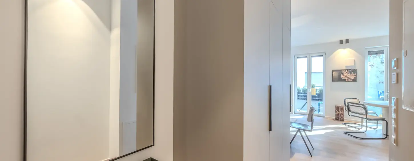 Eingangsflur mit Spiegel und Einbauschrank zum Wohnbereich, Frankfurt