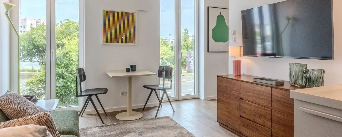 Heller, vollständig möblierter Wohnbereich mit Balkonzugang in einem Studio M Apartment, Frankfurt Sachsenhausen