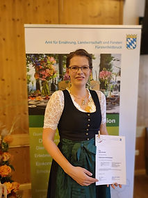 das Bild zeigt Nadine Schaller bei der Zertifikatsverleihung als Erlebnisbäuerin, natürlich im grünen Dirndl