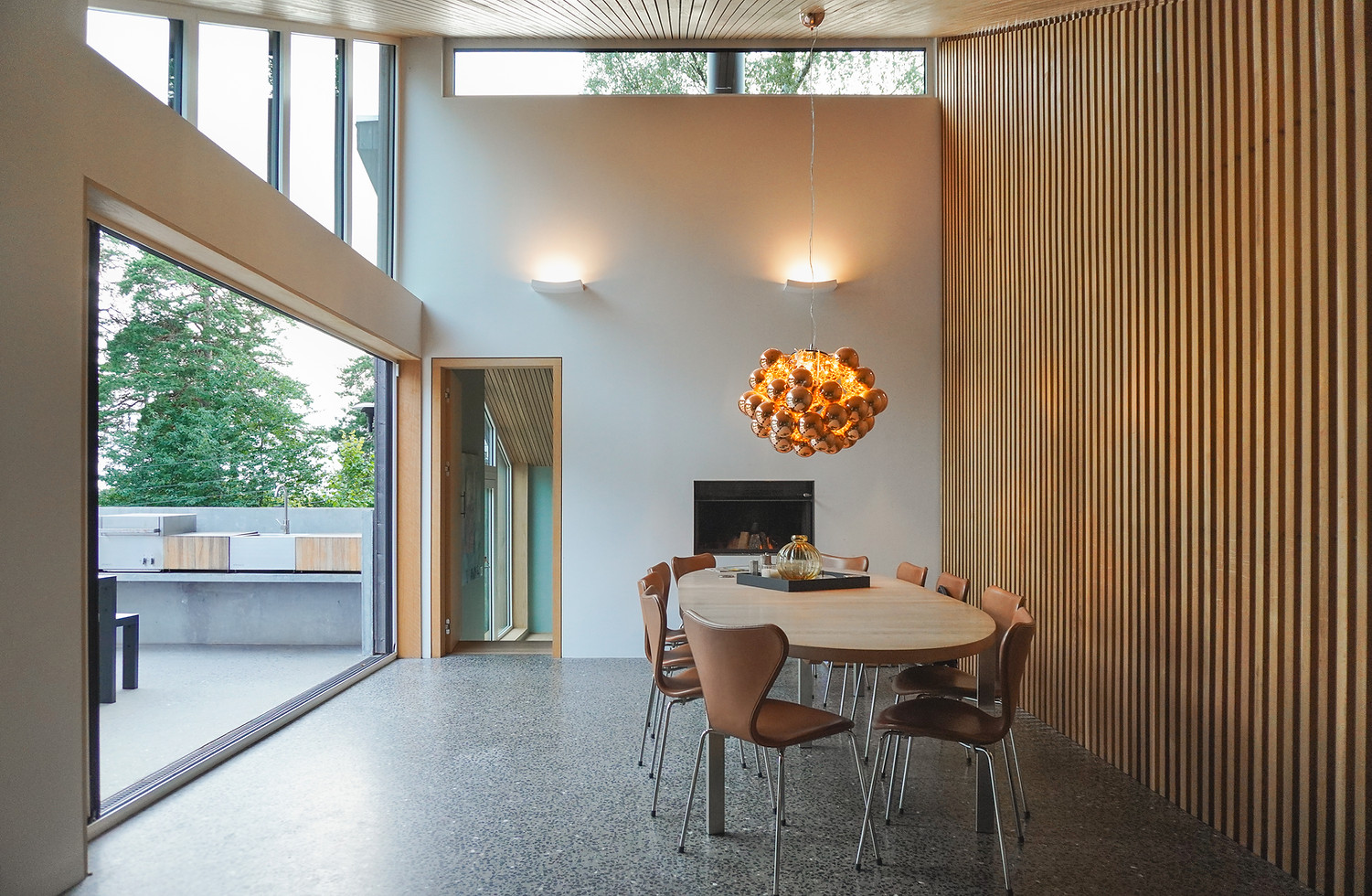 Spisestue terrassogulv Desingmøbler Spilevegg Sedertre Terrassogulv Foldedør Eik Overlys Skråtak Designlampe