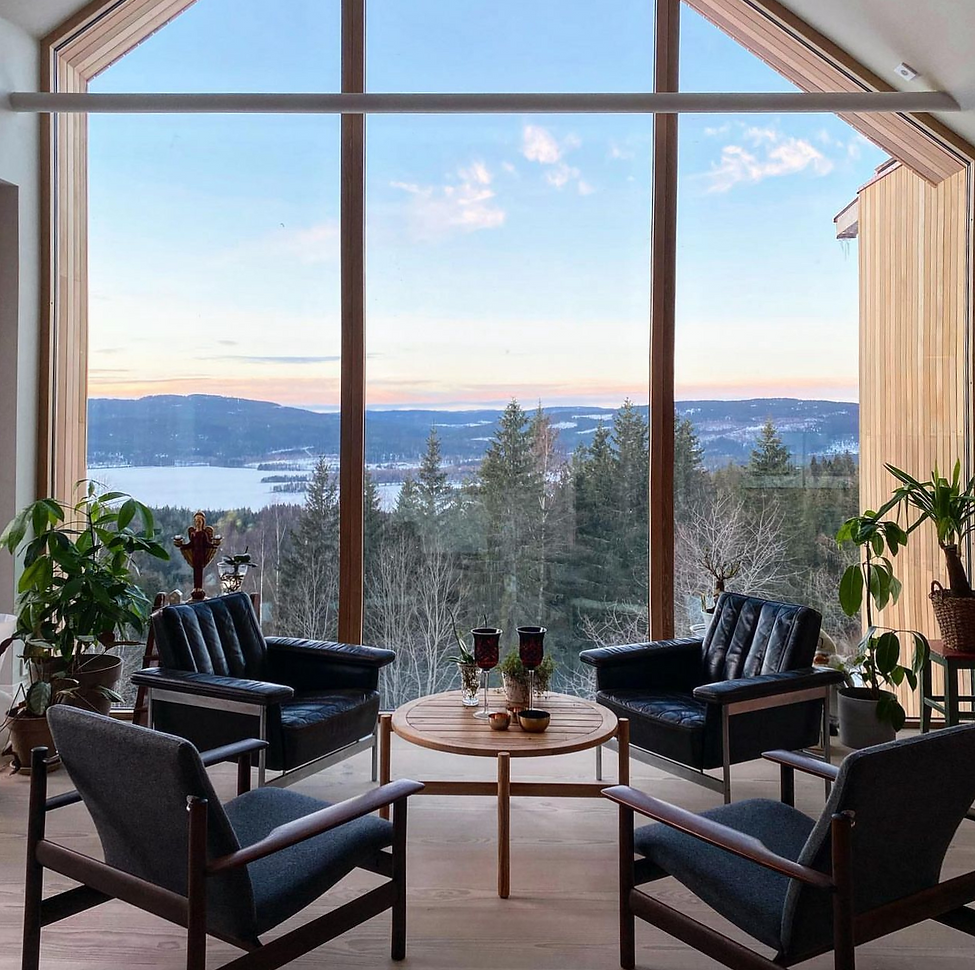 Panoramautsikt Maridalen glass gulv til tak Dinesen Eikevinduer potteplanter Maridalsvannet Designmøbler balkong Nordisk arkitekttegnet Sedertre