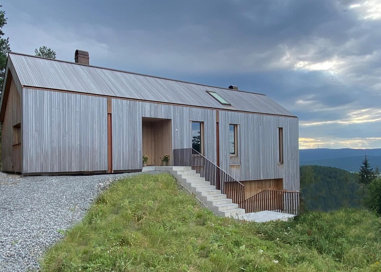 Sedertre kobbertekking Skjult nedløp Arkitekttegnet designbolig Tretak Takvindu