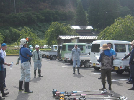 河川整備(草刈り)を行いました。