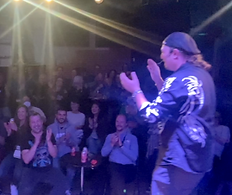 Spectacle sur scène Jasons Magic, Page d'accueil de Jason's Magic, Magicien à Montréal, Divertissement corporatif, Divertissement événementiel corporatif, Corp