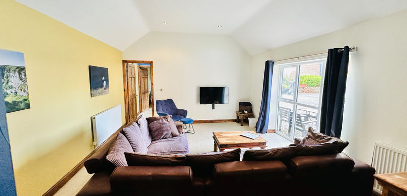 Lounge with sofa and tv