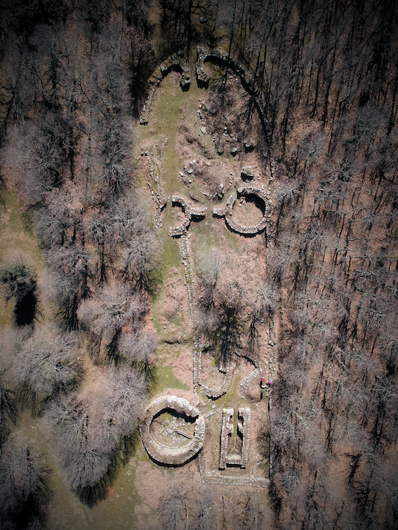 area archeologica, alberi, fonni, sardegna, resti archeologici