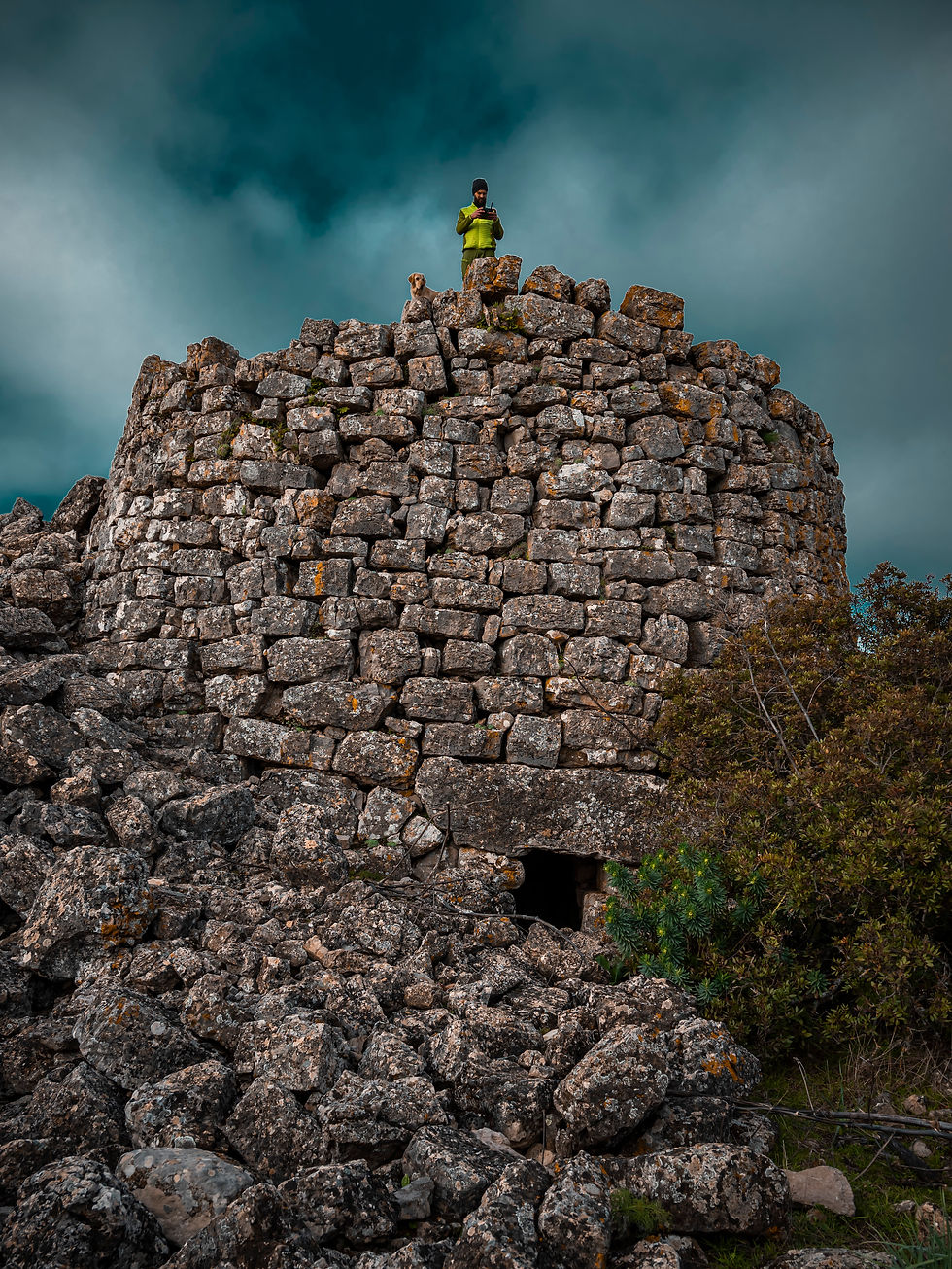 uomo, nuraghe, foto, cielo blu, nuvole, sardegna, pietre