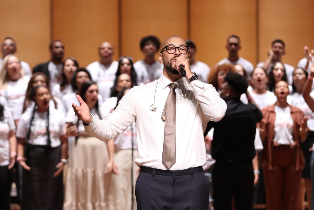 Ton Carfi e alunos do projeto Tom das Periferias