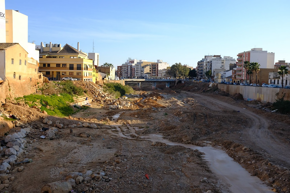 Vue depuis un pont de Paiporta sur le ravin du Poyo, d’où l’eau a débordé le 29 octobre.