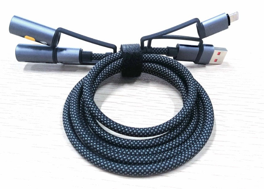 Thumbnail: Cable USB con linterna y encendedor