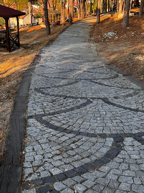 Granit parke uygulama projemiz, mekanların estetik ve dayanıklılığını artırmayı hedefler. Doğal taşların sağlamlığını ve şıklığını sunan granit parke, çeşitli renk ve desen seçenekleriyle her türlü tasarıma uyum sağlar.