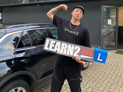 Blije leerling heeft zijn rijbewijs gehaald bij CBR Eemnes met Learn to Ride