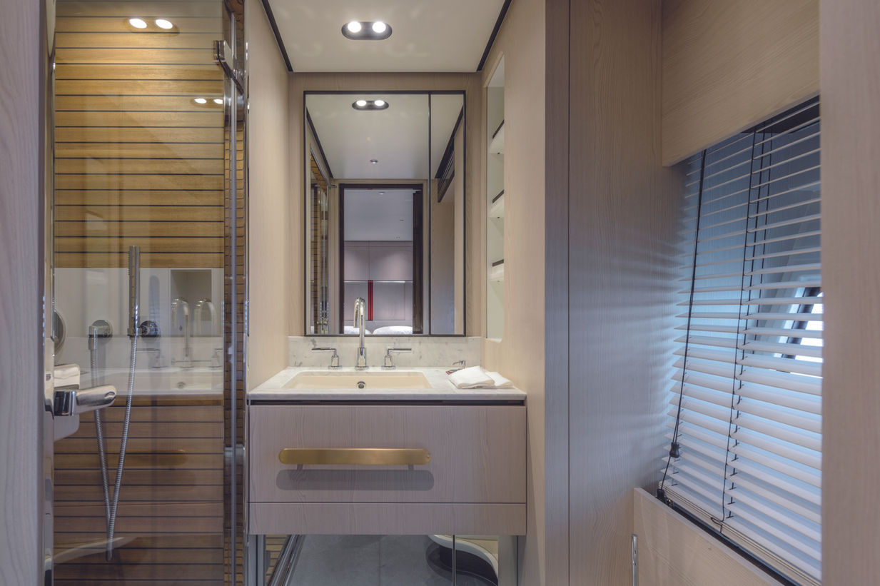 G25METRI Starboard Guest Head.jpg