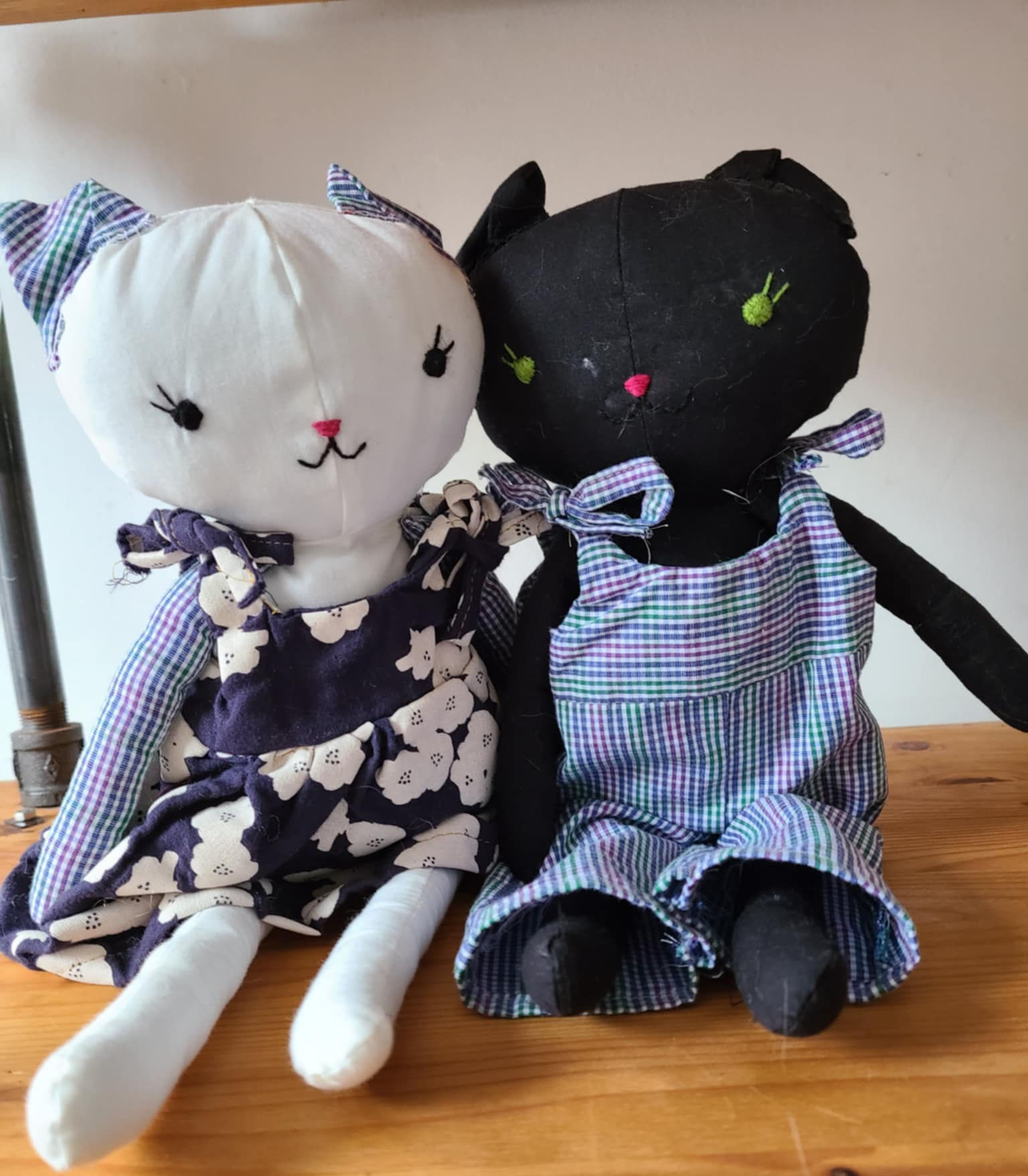 Petit chat noir avec salopette