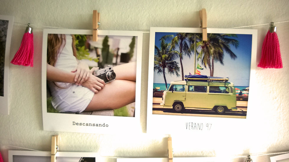 Miniatura: KIT 1 - GUIRNALDA DE FOTOS POLAROID + 6 MINI BORLAS + 12 MINI BROCHES 10x10,5cm.