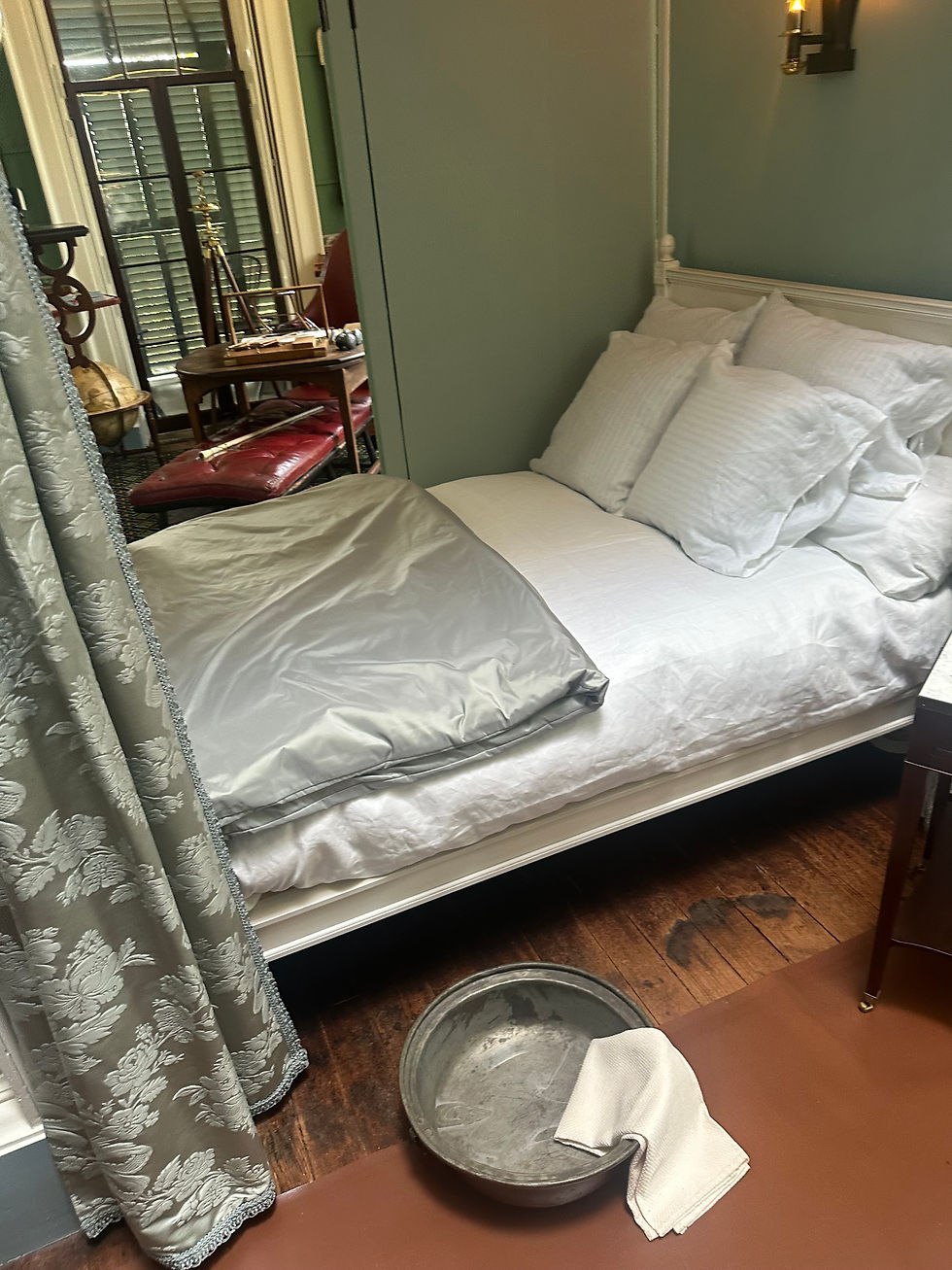 A closer shot into Jefferson's alcove bed, which can close up from all sides.