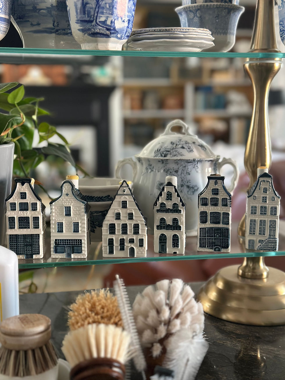 Another picture, closer up, of the KLM Houses on the dessert tray. More details in the houses themselves can be seen.