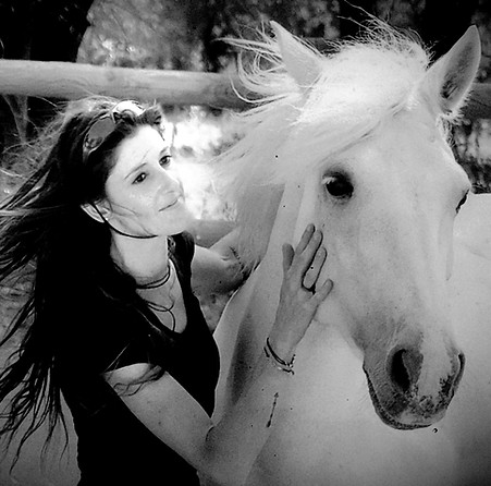 Equicoaching avec Florence et les chevaux camargue à Montpellier - Happy Liens