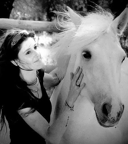 Equicoaching avec Florence et les chevaux camargue à Montpellier - Happy Liens